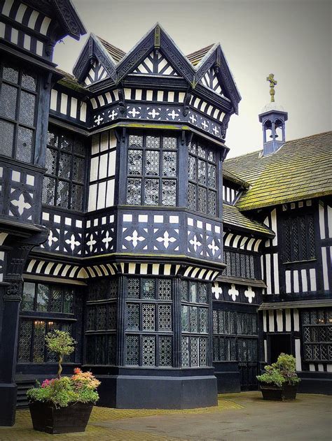 tudor buildings history.